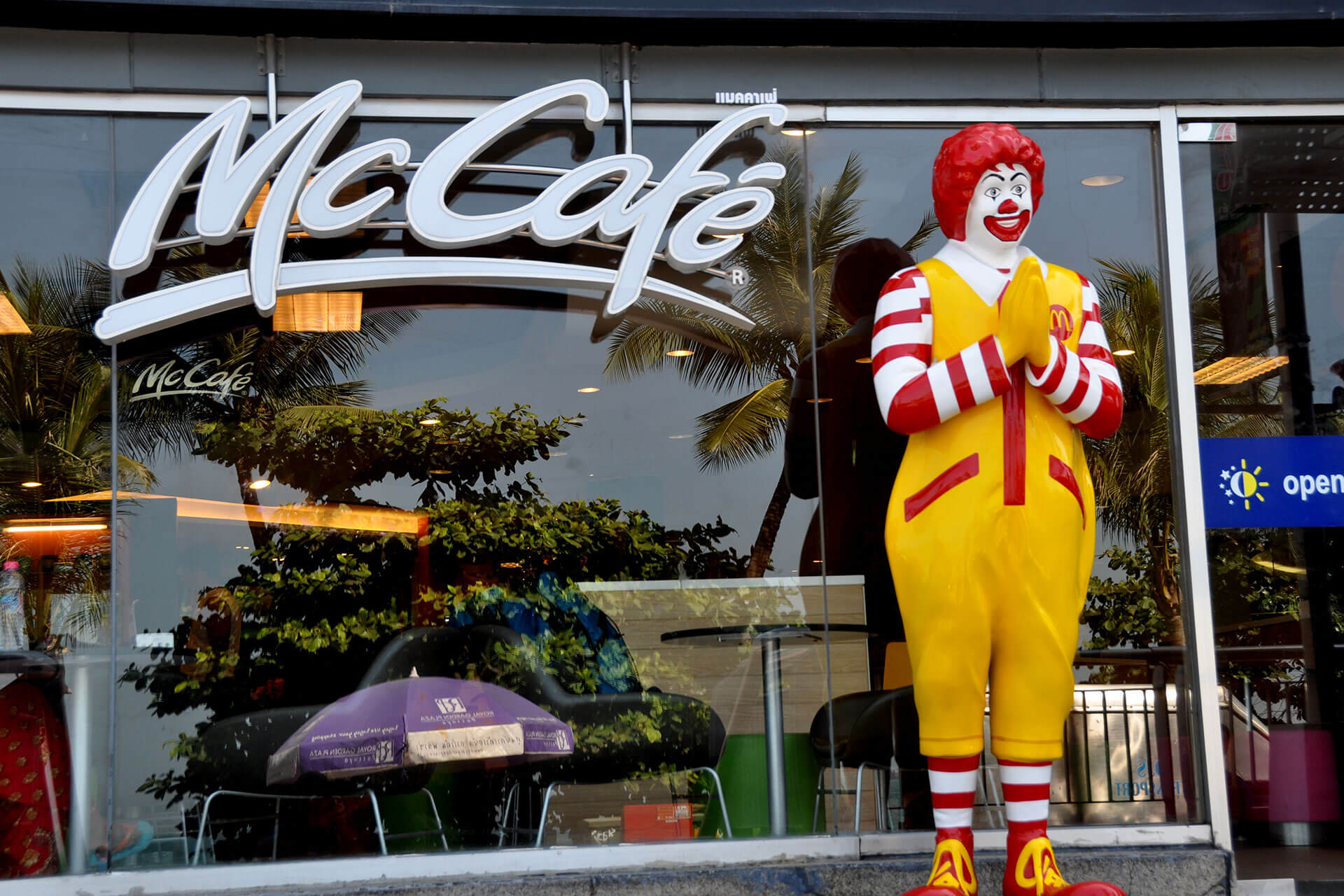 Roland McDonald jako przyklad bohatera marki stoi przed mccafe