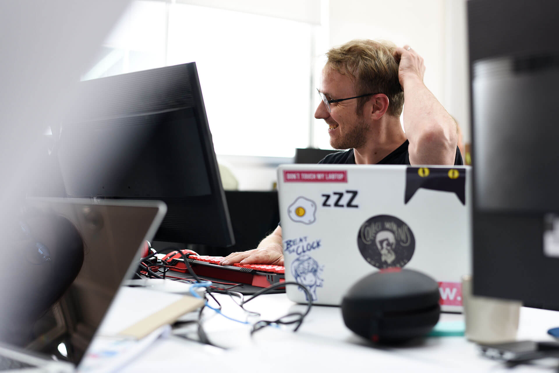 project manager obmyslajacy wizerunek jako kluczowy element postrzegania w obecnym ekosystemie