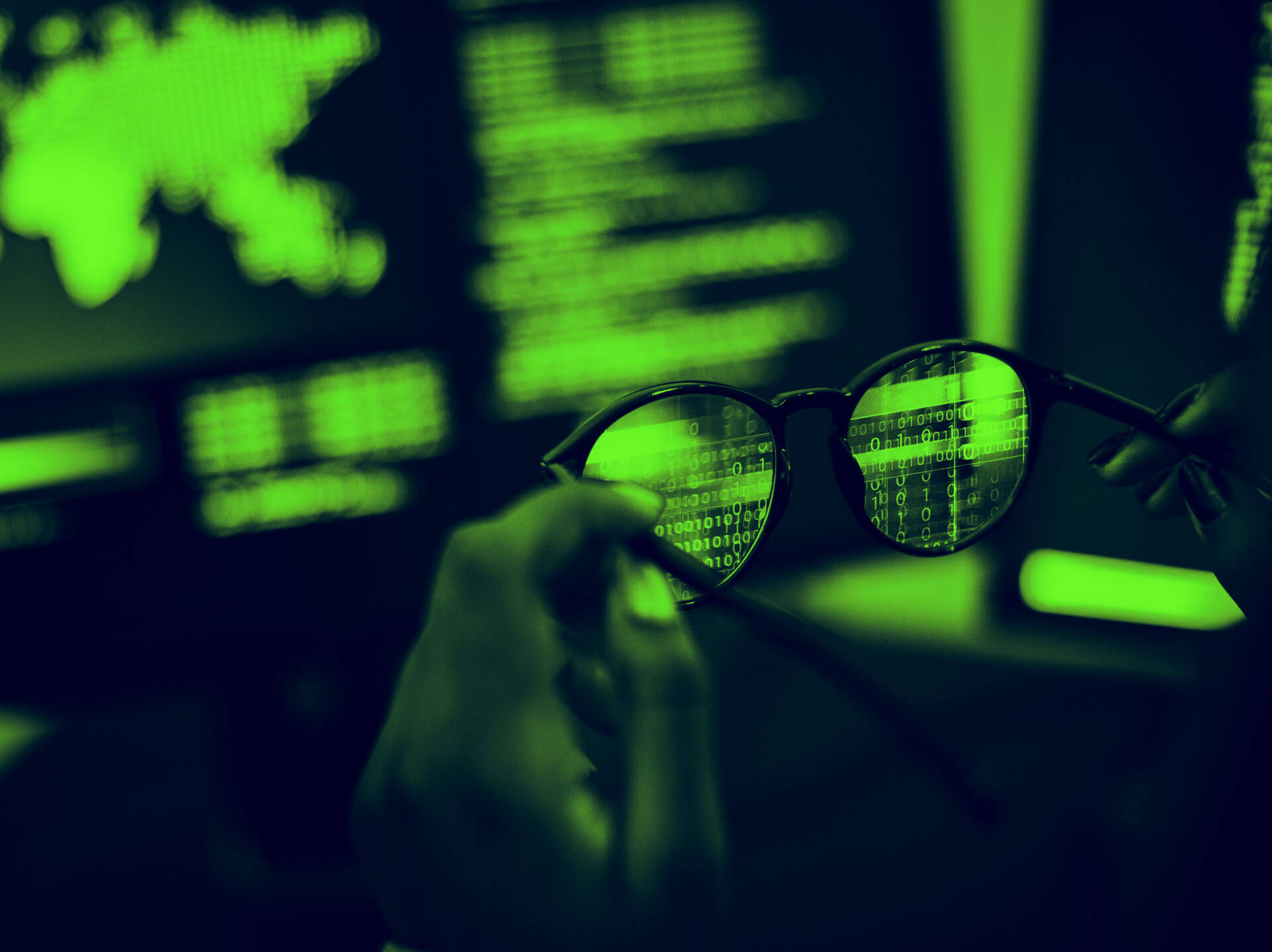okulary trzymane w dloniach zakres i wycena wsparcia informatycznego