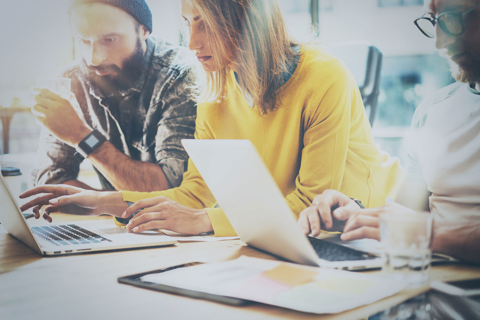 Mlodzi i kreatywni ludzie pracuja przed komputerem Jak zbudowac skuteczna marke etapy kreacji